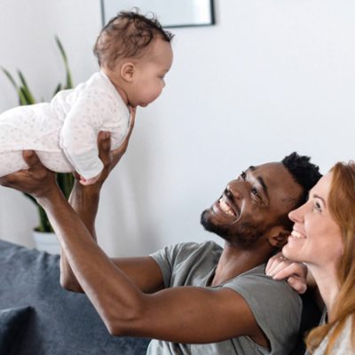 Pareja Jugando Con Su Bebé