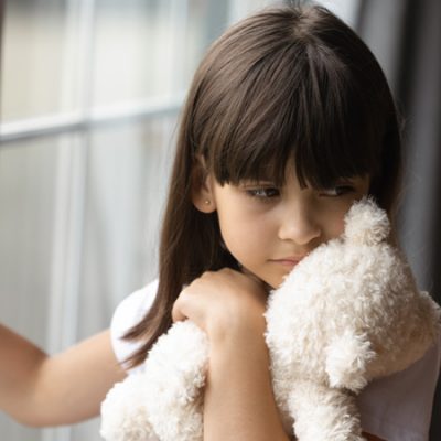 Niña Agustiada Con Un Oso De Peluche En La Mano