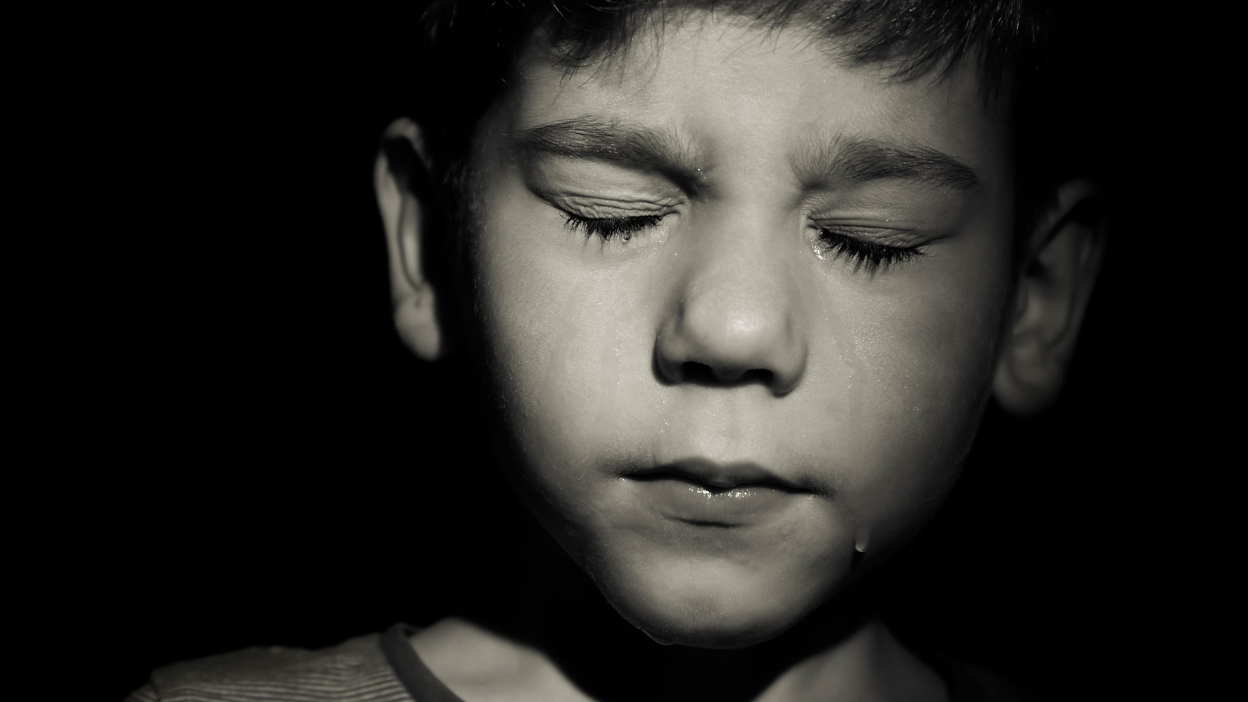 niño triste, derramando lagrimas