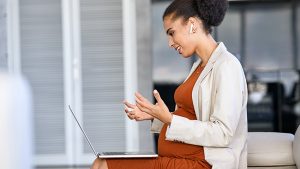 Mujer embarazada trabajando